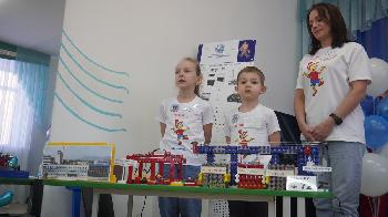 Дошкольники Златоуста воплотили производство плиты "Мечта" в конструкторе "Лего"