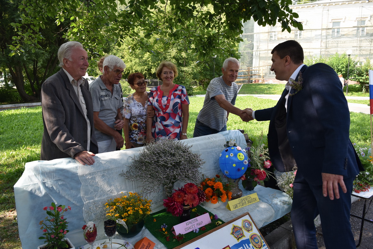 Активисты Совета ветеранов АО «Златмаш» приняли участие в городской выставке цветов 
